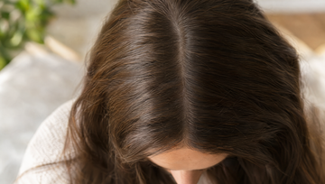 Scheiding in lang bruin haar van een vrouw, van bovenaf gezien